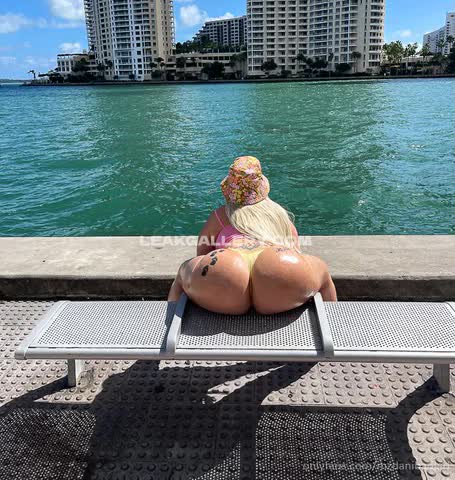 Mzdanibadgirl Bare Ass On Bench OnlyFans Photo Leaked