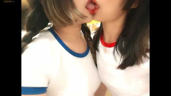 Nagisa9008 Tongue Kiss With Bra Peek OnlyFans Video Leaked