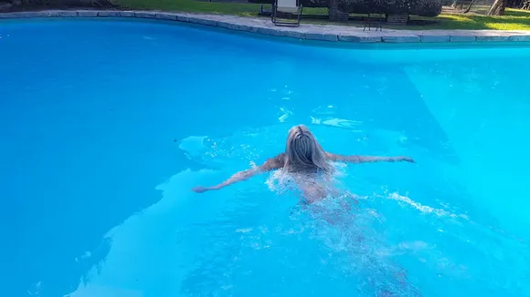 Natalee Topless Pool Floating OnlyFans Video Leaked