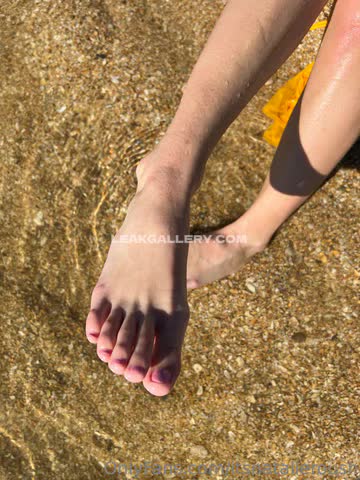 Natalieroush Wet Feet Tease OnlyFans Photo Leaked