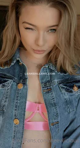 Neevilicious Pink Bralette Under Denim OnlyFans Photo Leaked