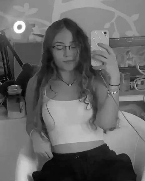 Neila.hdy White Crop Top Pose OnlyFans Video Leaked