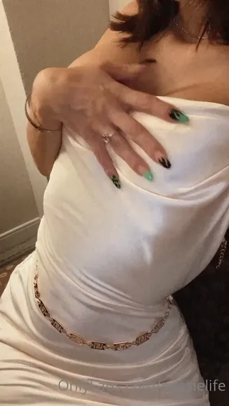 Nessielife Off Shoulder Dress Tease OnlyFans Video Leaked