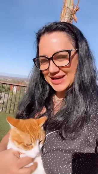 Ninahazem Cat Cuddling Outdoors OnlyFans Video Leaked