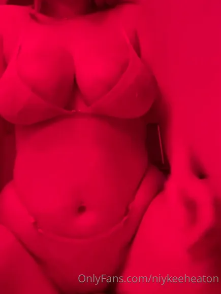 Niykeeheaton Red-Lit Bare Torso OnlyFans Video Leaked