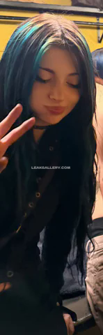 Noemiexlili Peace Sign Pose OnlyFans Photo Leaked