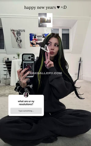 Noemiexlili Black Sweatshirt Peace Sign OnlyFans Photo Leaked