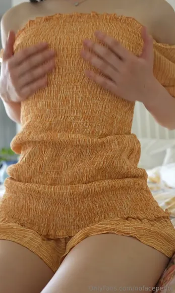 Nofacepetite Topless Orange Dress Tease OnlyFans Video Leaked