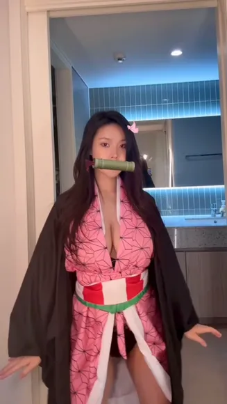 Norajoying Pink Kimono With Deep V OnlyFans Video Leaked
