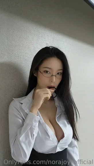 Norajoying Unbuttoned Shirt Tease OnlyFans Video Leaked