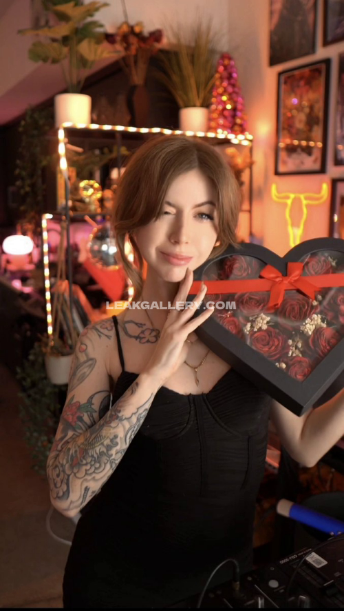 Nyybeats Tattooed Arms Holding Roses OnlyFans Photo Leaked