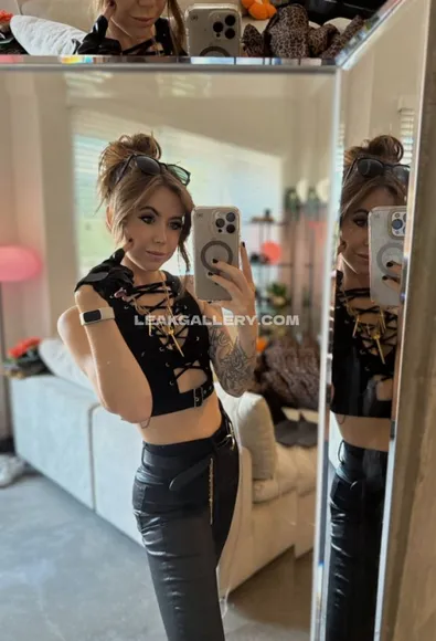 Nyybeats Black Crop Top Pose OnlyFans Photo Leaked