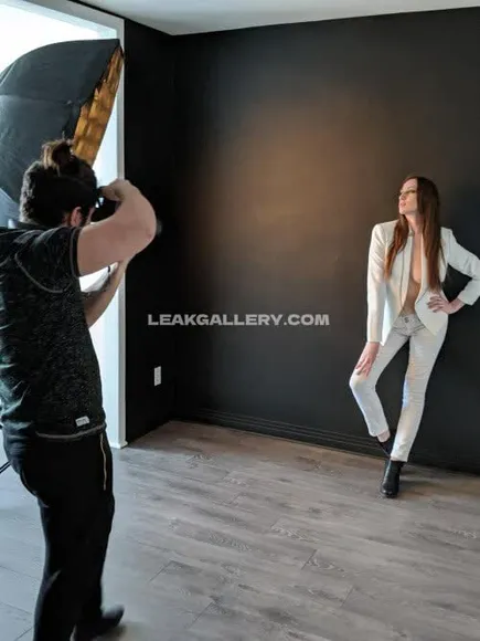 Ocrystaahhl White Suit Pose OnlyFans Photo Leaked