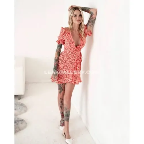 Ohioliz Floral Dress Tease OnlyFans Photo Leaked