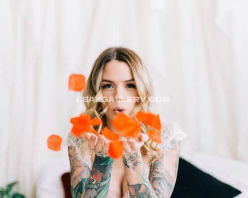 Ohioliz Tattooed Arms Blowing Petals OnlyFans Photo Leaked