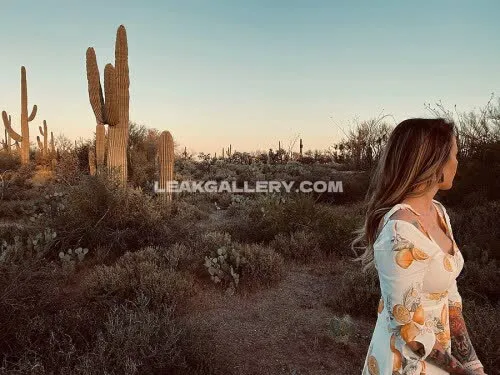 Ohioliz Floral Dress Desert Walk OnlyFans Photo Leaked