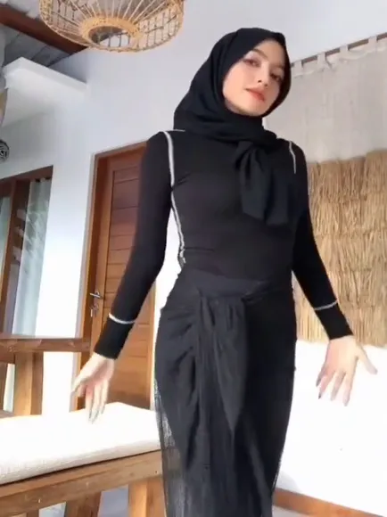 Oklin Fia Hijab And Sheer Skirt OnlyFans Video Leaked