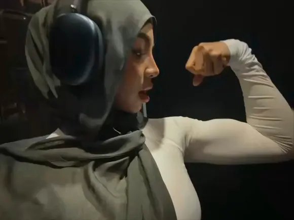 Oklin Fia Flexing Bicep In Headscarf OnlyFans Video Leaked