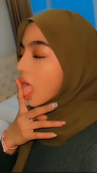 Oklin Fia Hijab Tease Pose OnlyFans Video Leaked