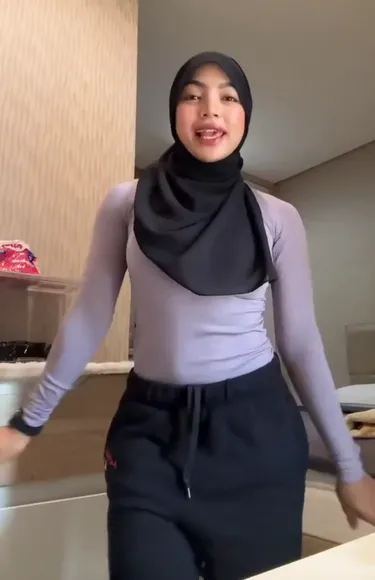 Oklin Fia Hijab And Long Sleeve Tease OnlyFans Video Leaked