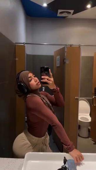 Oklin Fia Hijab And Headphones Pose OnlyFans Video Leaked