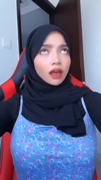 Oklin Fia Floral Top Tease OnlyFans Video Leaked