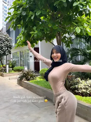 Oklin Fia Hijab And Curves Pose OnlyFans Photo Leaked