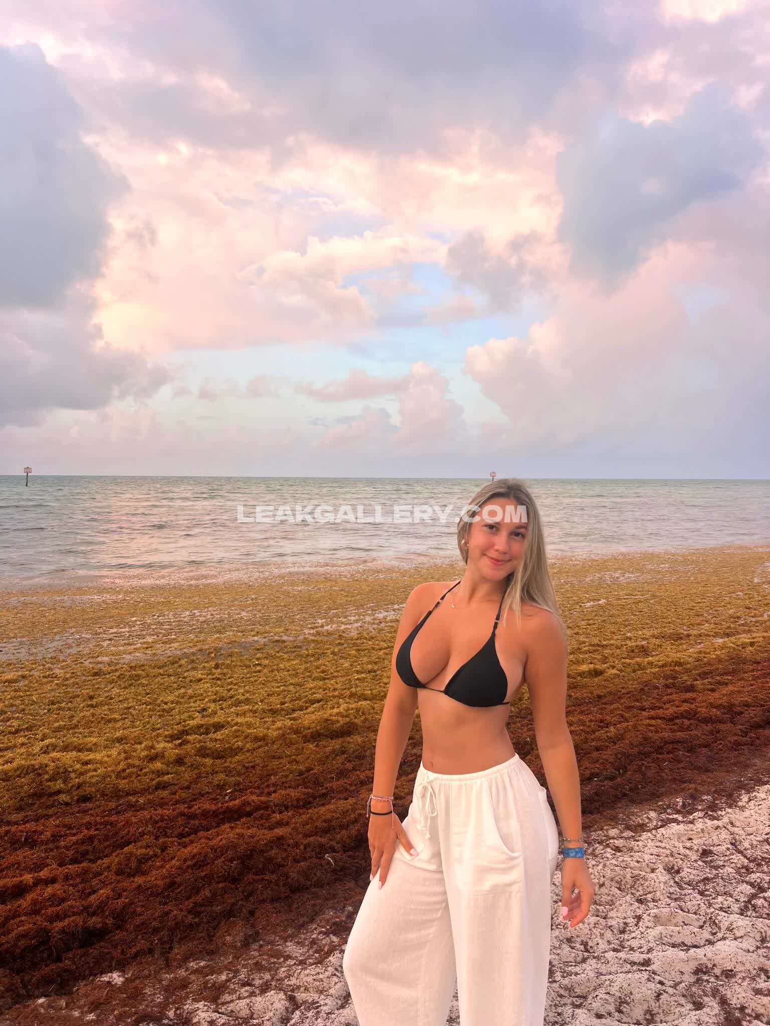 Oliviaalvare.z Exclusive Leaked Nude OnlyFans #12576065