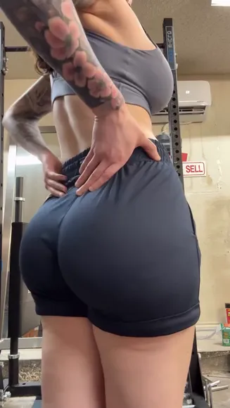 Oliviamaebae Tight Shorts Ass Grab OnlyFans Video Leaked
