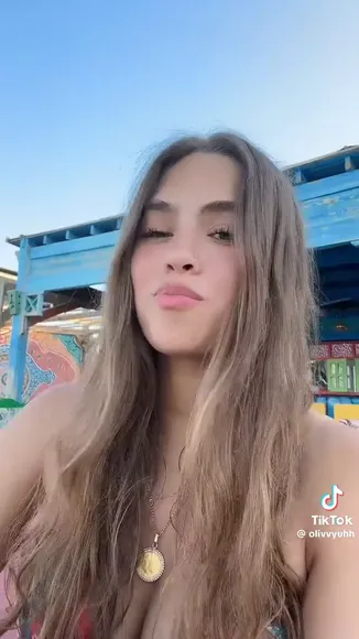 Olivvyuhh Low Cut Top Tease OnlyFans Video Leaked