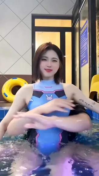 Oljbll_ Poolside Bodysuit Pose OnlyFans Video Leaked