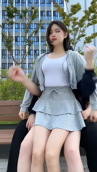 Oljbll_ Short Skirt Leg Spread OnlyFans Video Leaked