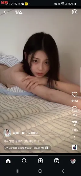 Oljbll_ Topless Bed Pose OnlyFans Video Leaked