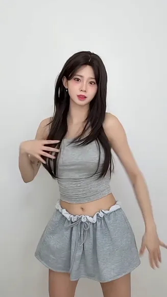 Oljbll_ Gray Crop Top Tease OnlyFans Video Leaked