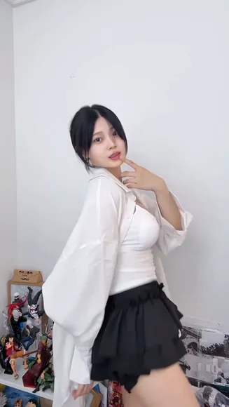 Oljbll_ White Top And Skirt OnlyFans Video Leaked