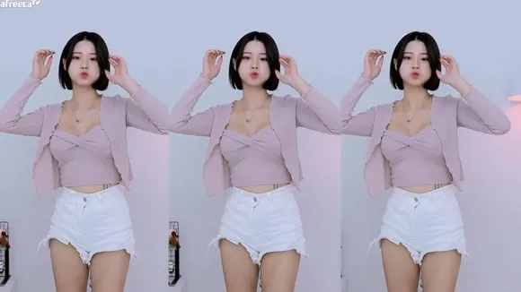 Oljbll_ Pink Crop Top Tease OnlyFans Video Leaked