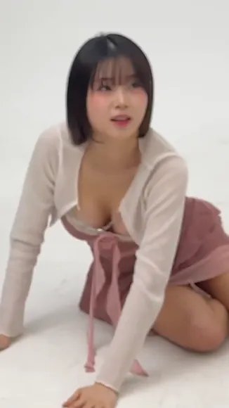 Oljbll_ Low-Cut Top Tease OnlyFans Video Leaked