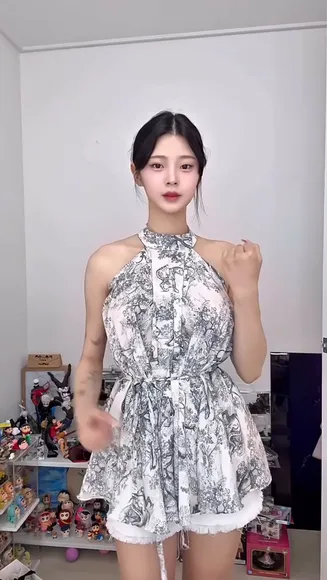 Oljbll_ Floral Halter Dress Tease OnlyFans Video Leaked