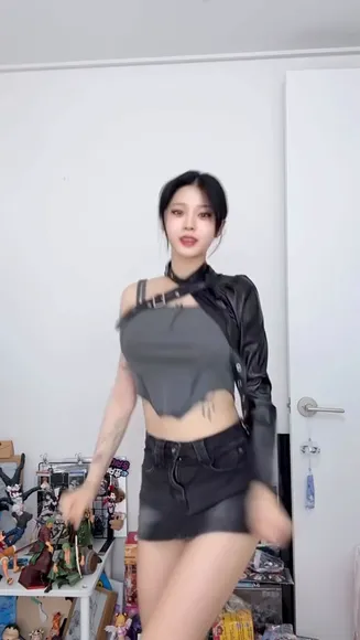 Oljbll_ Crop Top Dance Tease OnlyFans Video Leaked
