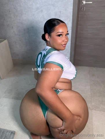 Only.assi Thick Ass Squatting OnlyFans Photo Leaked