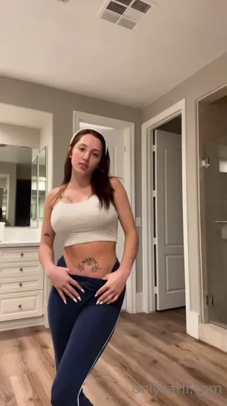 Onlykarli Tight Pants Tease OnlyFans Video Leaked