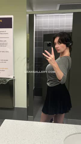 Onlyzaboomafoo Skirt Lift Tease OnlyFans Photo Leaked