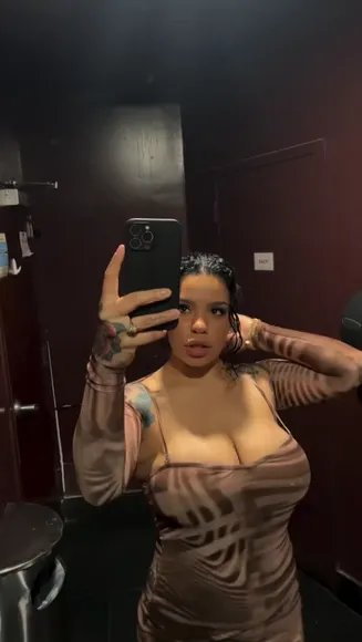 Oohsosavvy Low-Cut Dress Tease OnlyFans Video Leaked
