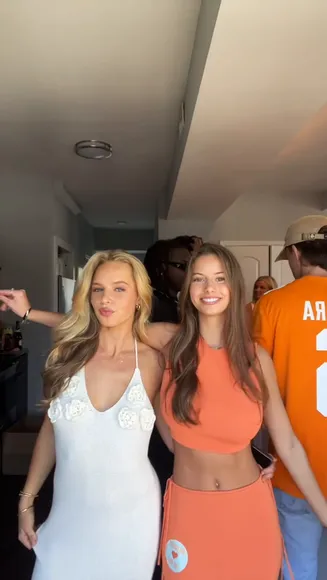 Parkerhines Orange Crop Top Pose OnlyFans Video Leaked