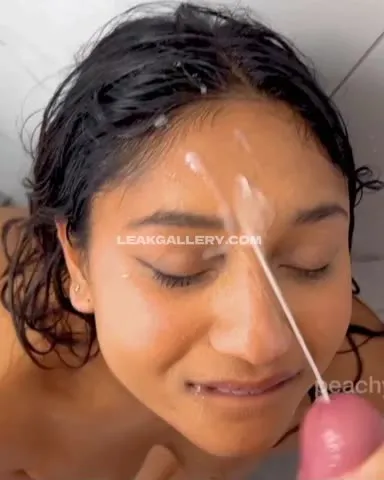 Peachyneeshx Shower Selfie Tease OnlyFans Photo Leaked