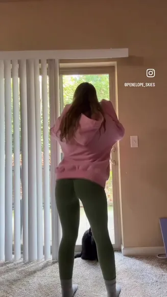 Penelope_do Pink Hoodie Pout OnlyFans Video Leaked