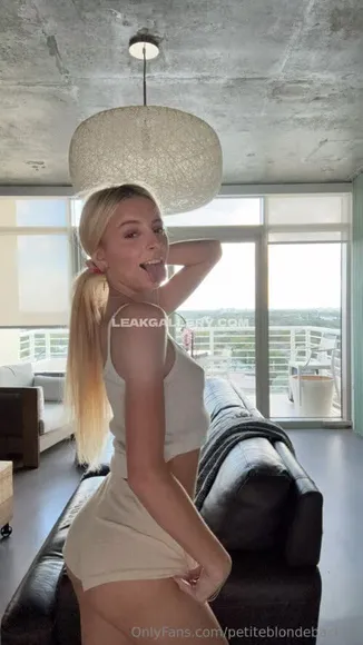 petiteblondemodel