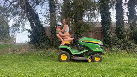 Piper_quinn Bare Ass on Lawn Mower OnlyFans Video Leaked