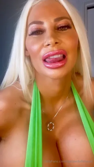 Plasticbarbie2000 Neon Green Dress Tease OnlyFans Video Leaked
