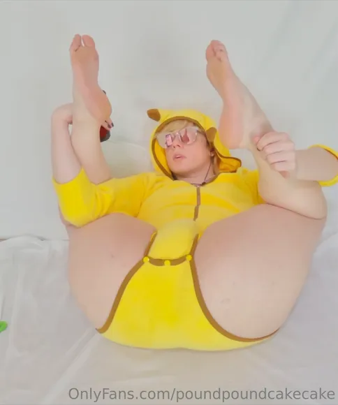 Poundpoundcakecake Yellow Onesie Pussy Play OnlyFans Video Leaked